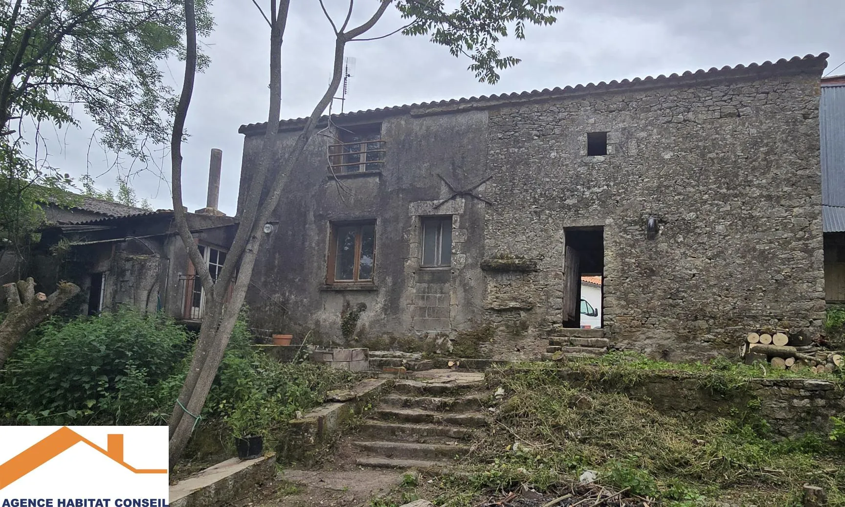 Maison en pierre à rénover aux Lucs-sur-Boulogne avec grand potentiel 