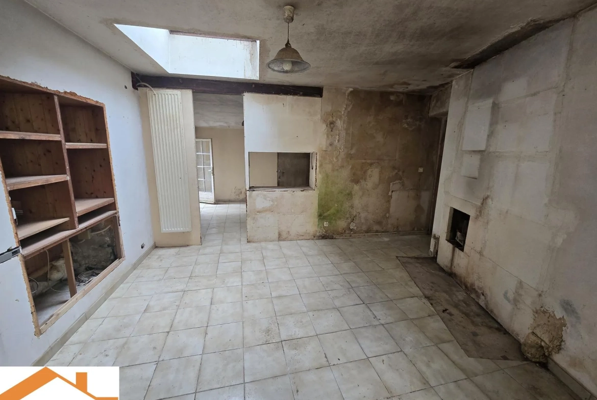 Maison en pierre à rénover aux Lucs-sur-Boulogne avec grand potentiel 