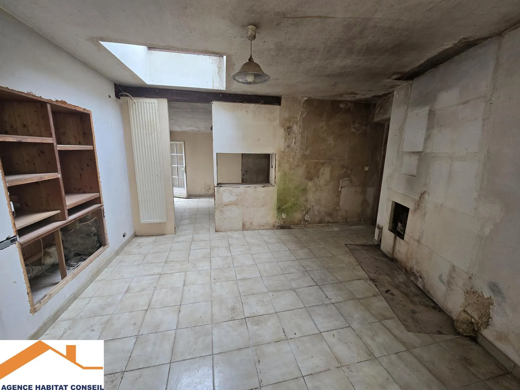 Maison en pierre à rénover aux Lucs-sur-Boulogne avec grand potentiel 