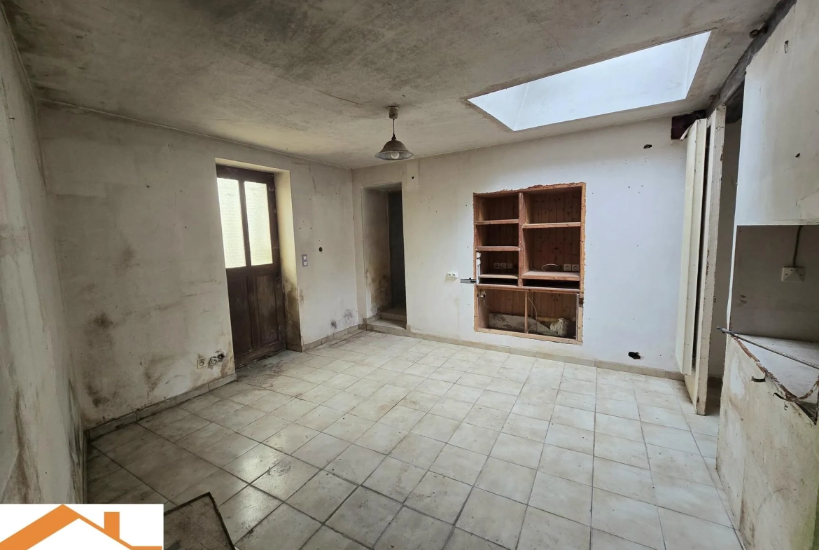 Maison en pierre à rénover aux Lucs-sur-Boulogne avec grand potentiel 