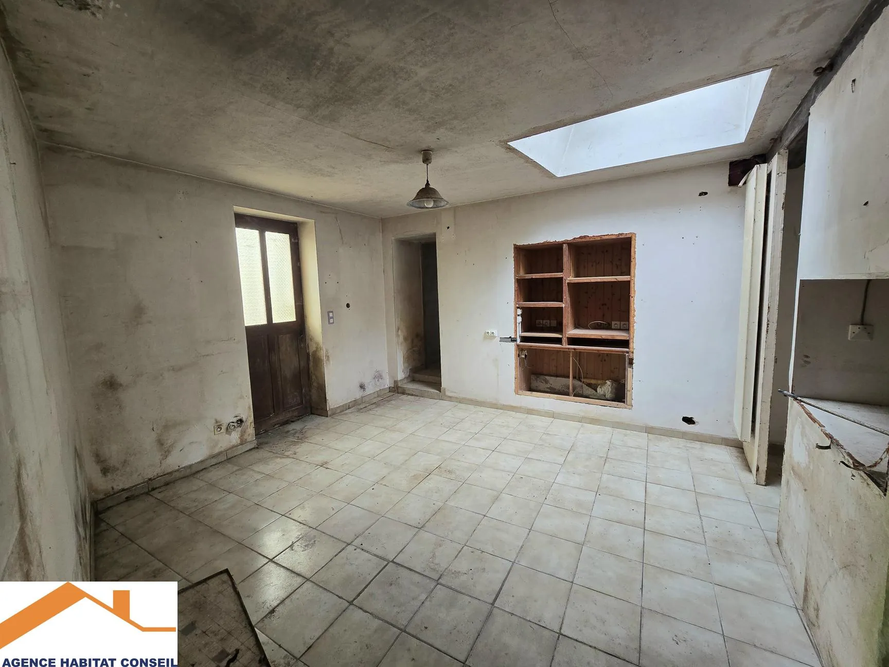Maison en pierre à rénover aux Lucs-sur-Boulogne avec grand potentiel 