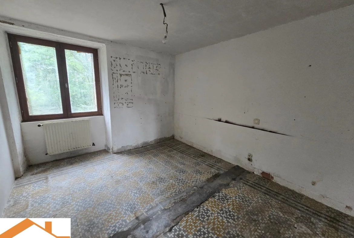 Maison en pierre à rénover aux Lucs-sur-Boulogne avec grand potentiel 