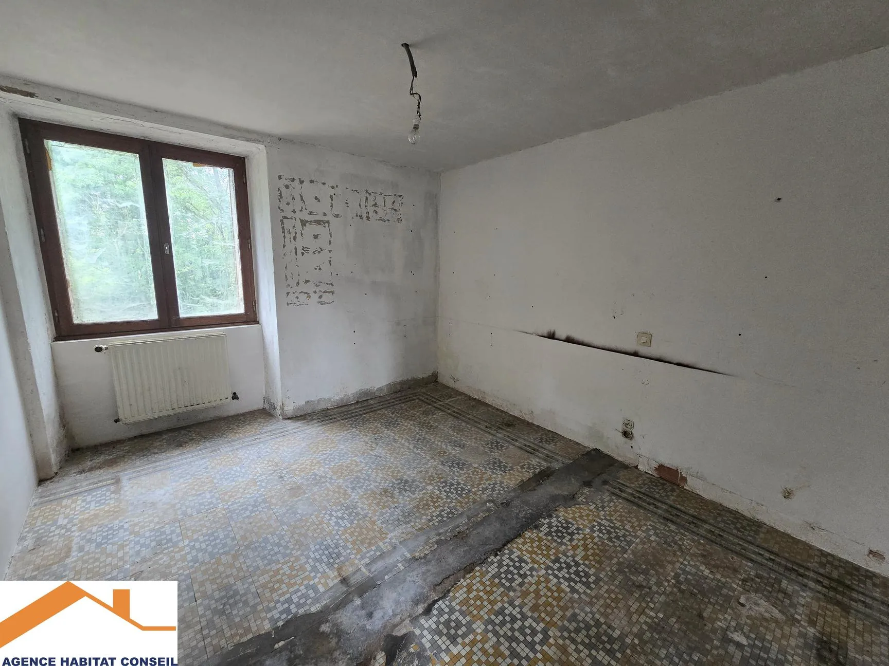Maison en pierre à rénover aux Lucs-sur-Boulogne avec grand potentiel 