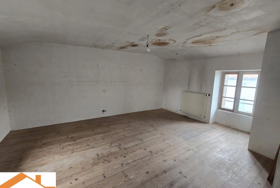 Maison en pierre à rénover aux Lucs-sur-Boulogne avec grand potentiel 