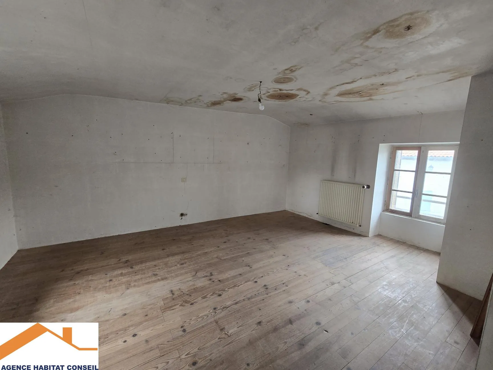Maison en pierre à rénover aux Lucs-sur-Boulogne avec grand potentiel 