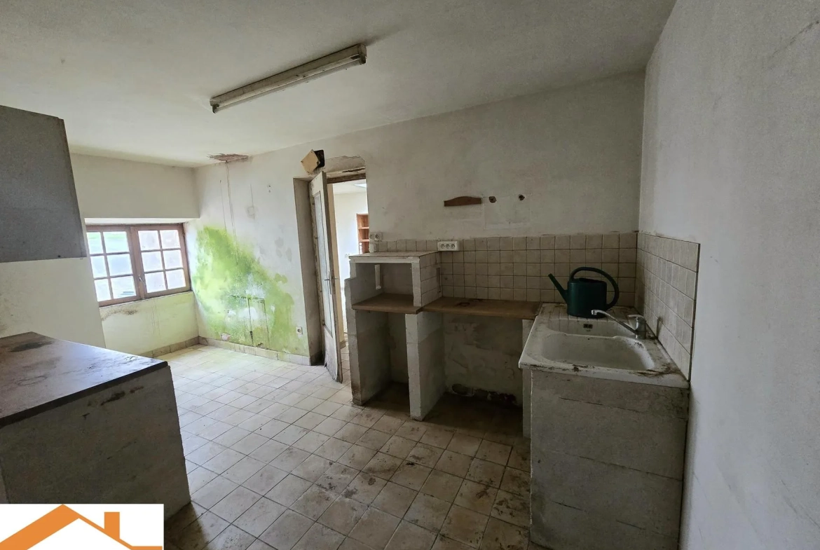 Maison en pierre à rénover aux Lucs-sur-Boulogne avec grand potentiel 