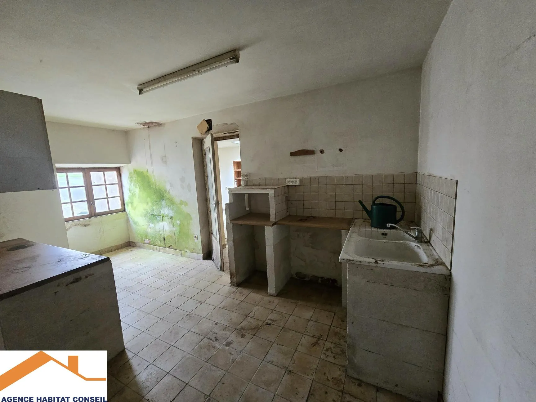 Maison en pierre à rénover aux Lucs-sur-Boulogne avec grand potentiel 