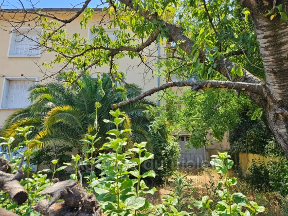 Grand appartement F4 à rénover de 114 m² à Montpellier avec garage et cave