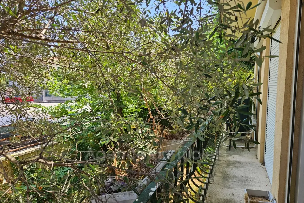 Grand appartement F4 à rénover de 114 m² à Montpellier avec garage et cave 