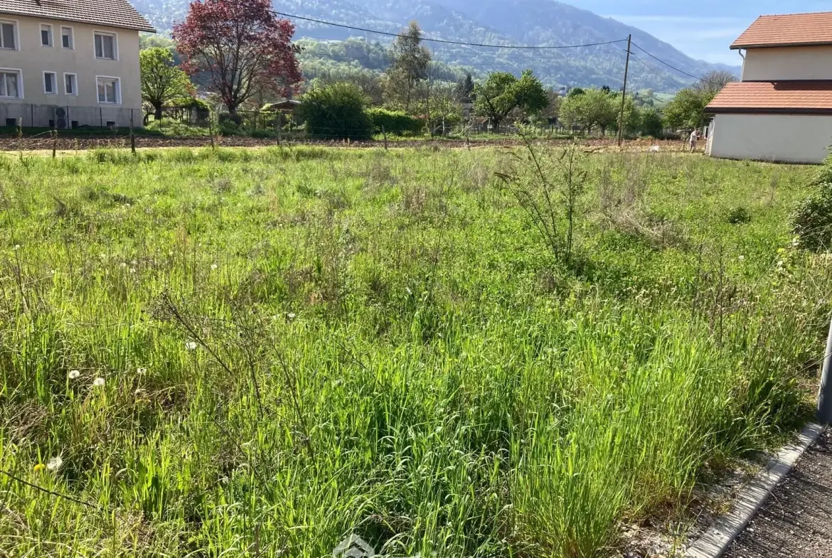 Terrain constructible de 402 m² à Pontcharra, proche commodités et environnement paisible 
