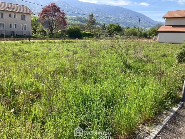 Terrain constructible de 402 m² à Pontcharra, proche commodités et environnement paisible