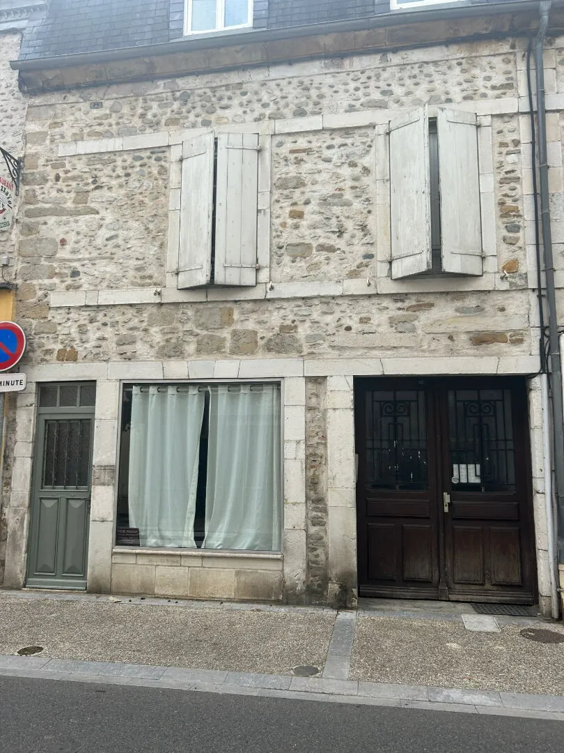 Spacieux T3 en hyper centre de Nay, calme et idéalement situé 