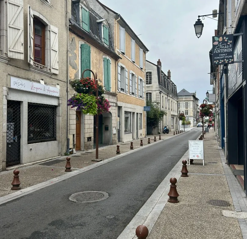 Spacieux T3 en hyper centre de Nay, calme et idéalement situé 