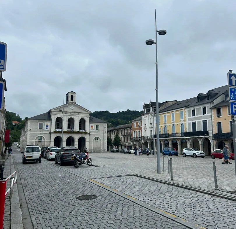 Spacieux T3 en hyper centre de Nay, calme et idéalement situé 