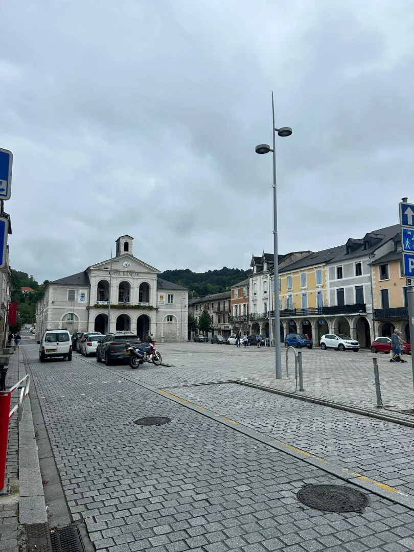 Spacieux T3 en hyper centre de Nay, calme et idéalement situé 