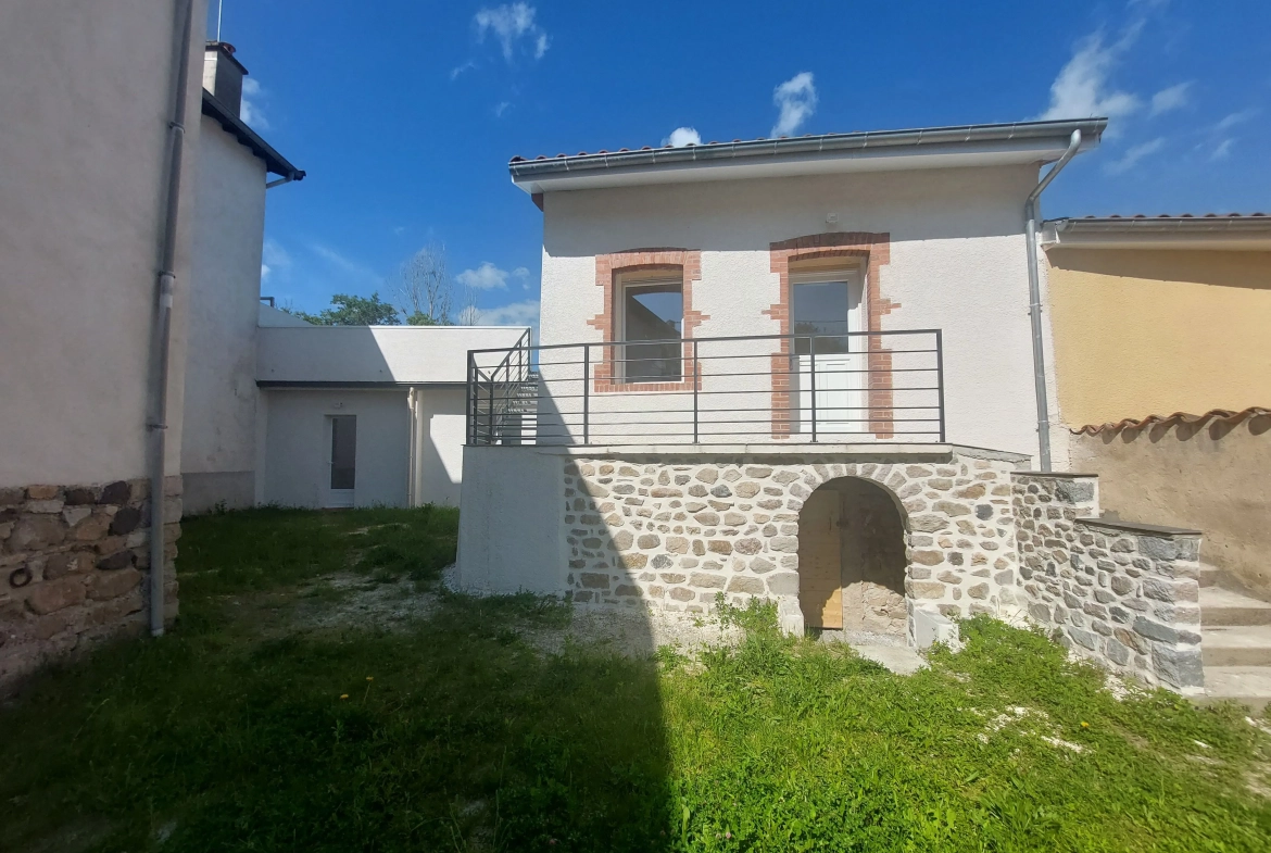 Maison rénovée à vendre à Marcilly-le-Châtel avec vue et cave voûtée 