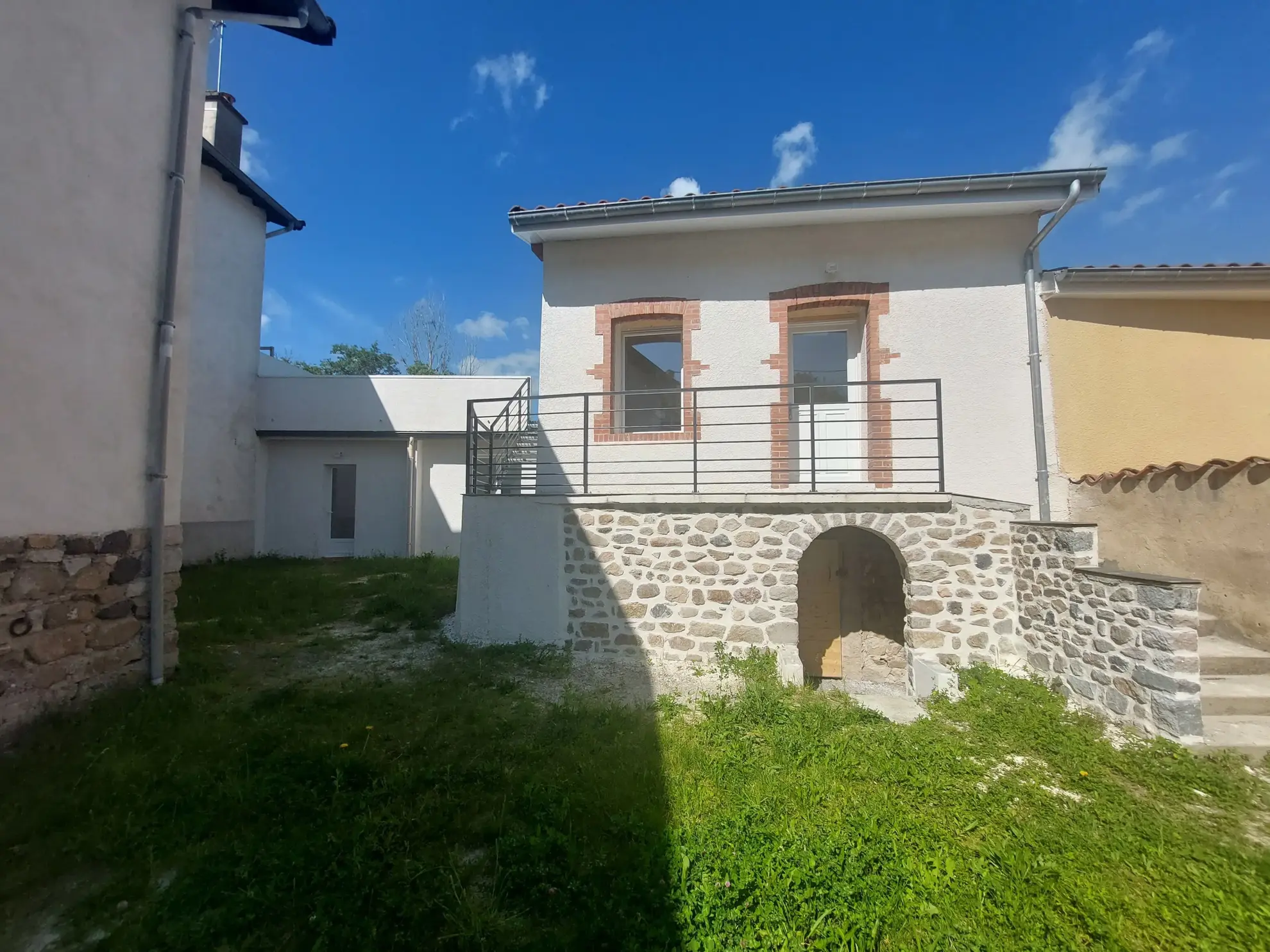 Maison rénovée à vendre à Marcilly-le-Châtel avec vue et cave voûtée 