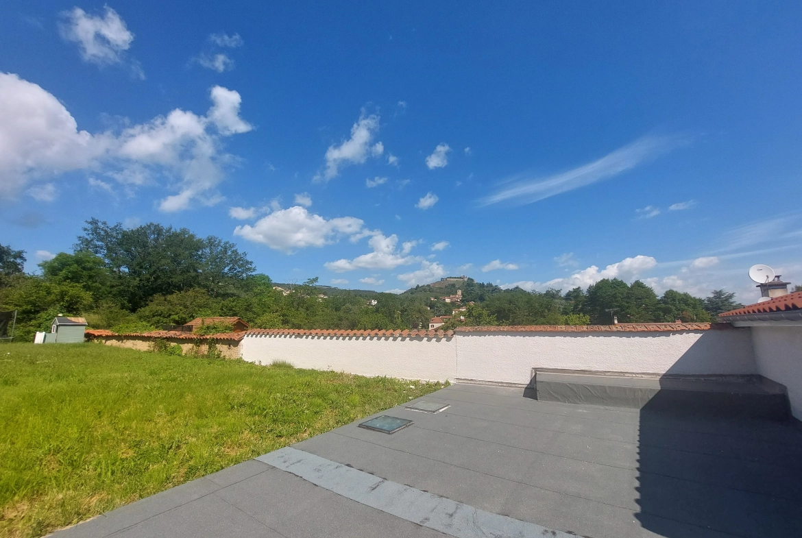 Maison rénovée à vendre à Marcilly-le-Châtel avec vue et cave voûtée 