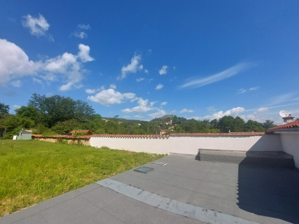 Maison rénovée à vendre à Marcilly-le-Châtel avec vue et cave voûtée