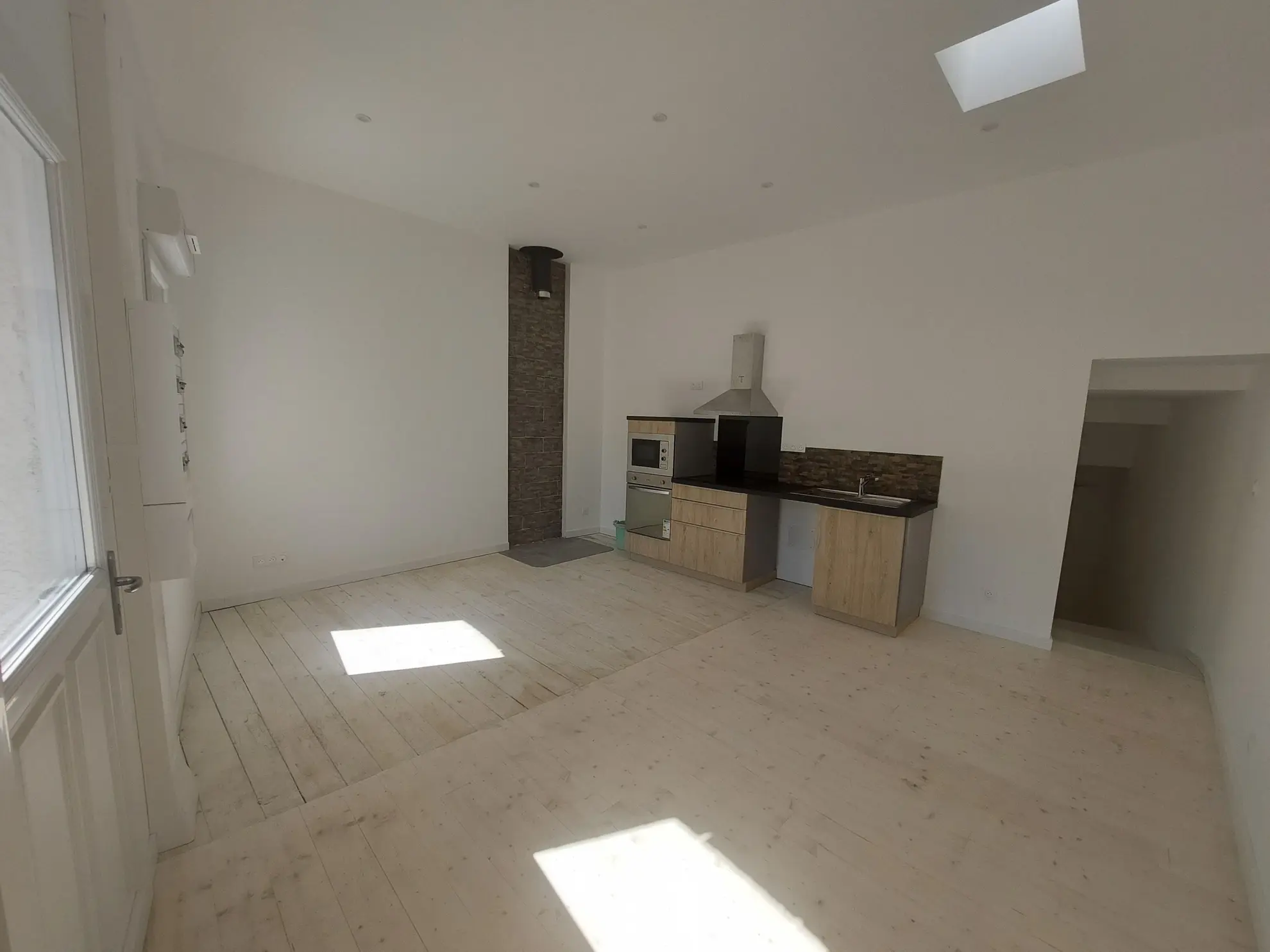 Maison rénovée à vendre à Marcilly-le-Châtel avec vue et cave voûtée 