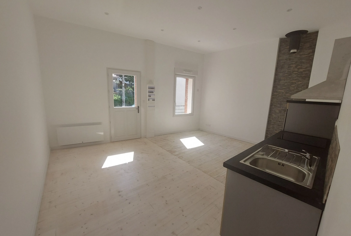 Maison rénovée à vendre à Marcilly-le-Châtel avec vue et cave voûtée 