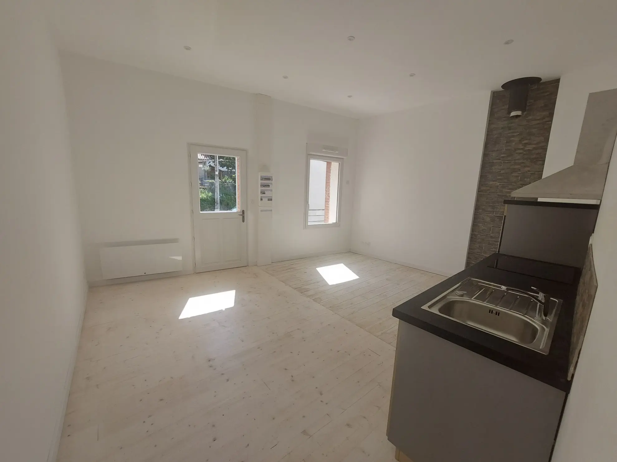Maison rénovée à vendre à Marcilly-le-Châtel avec vue et cave voûtée 