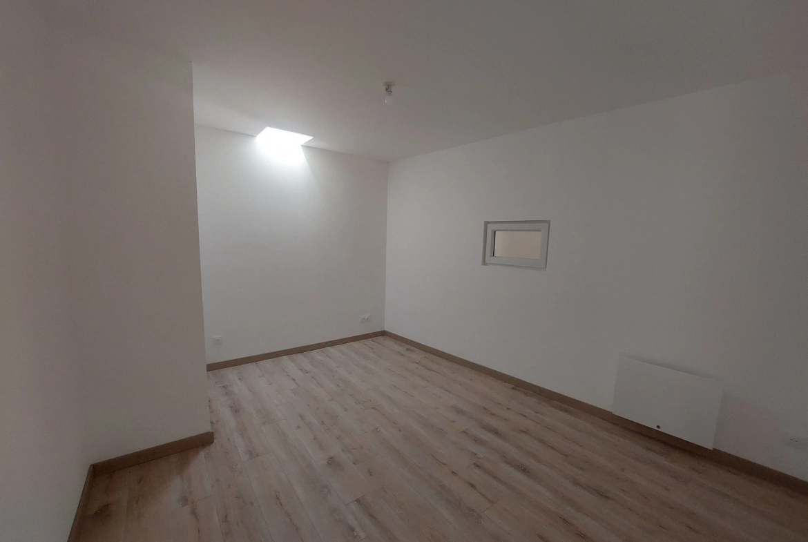 Maison rénovée à vendre à Marcilly-le-Châtel avec vue et cave voûtée 