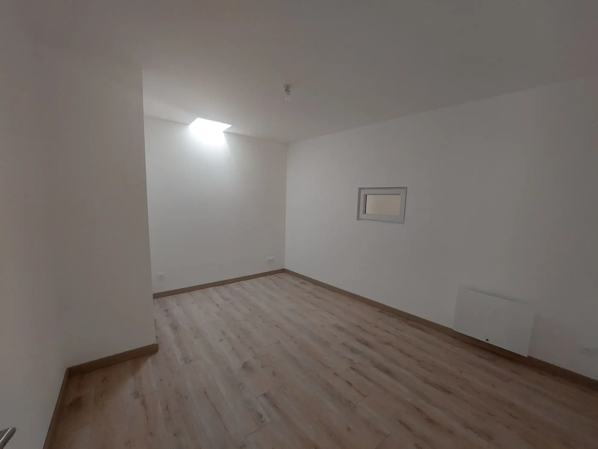 Maison rénovée à vendre à Marcilly-le-Châtel avec vue et cave voûtée 