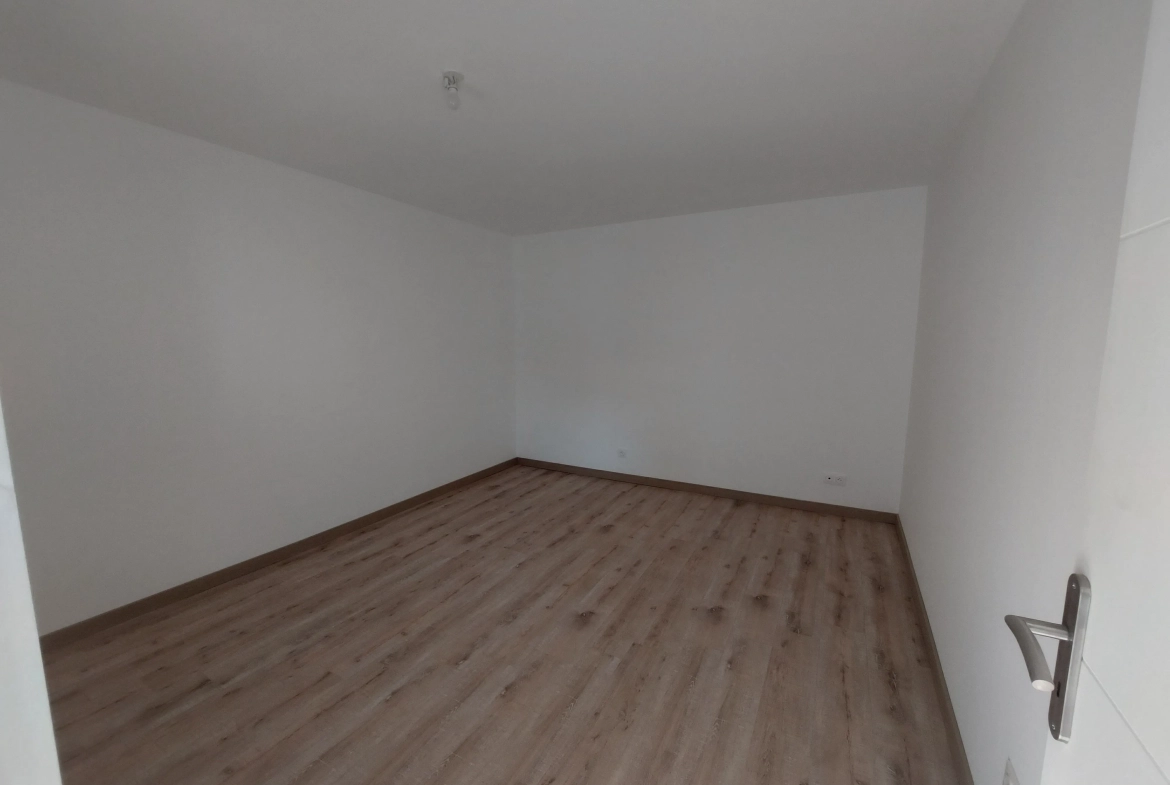 Maison rénovée à vendre à Marcilly-le-Châtel avec vue et cave voûtée 