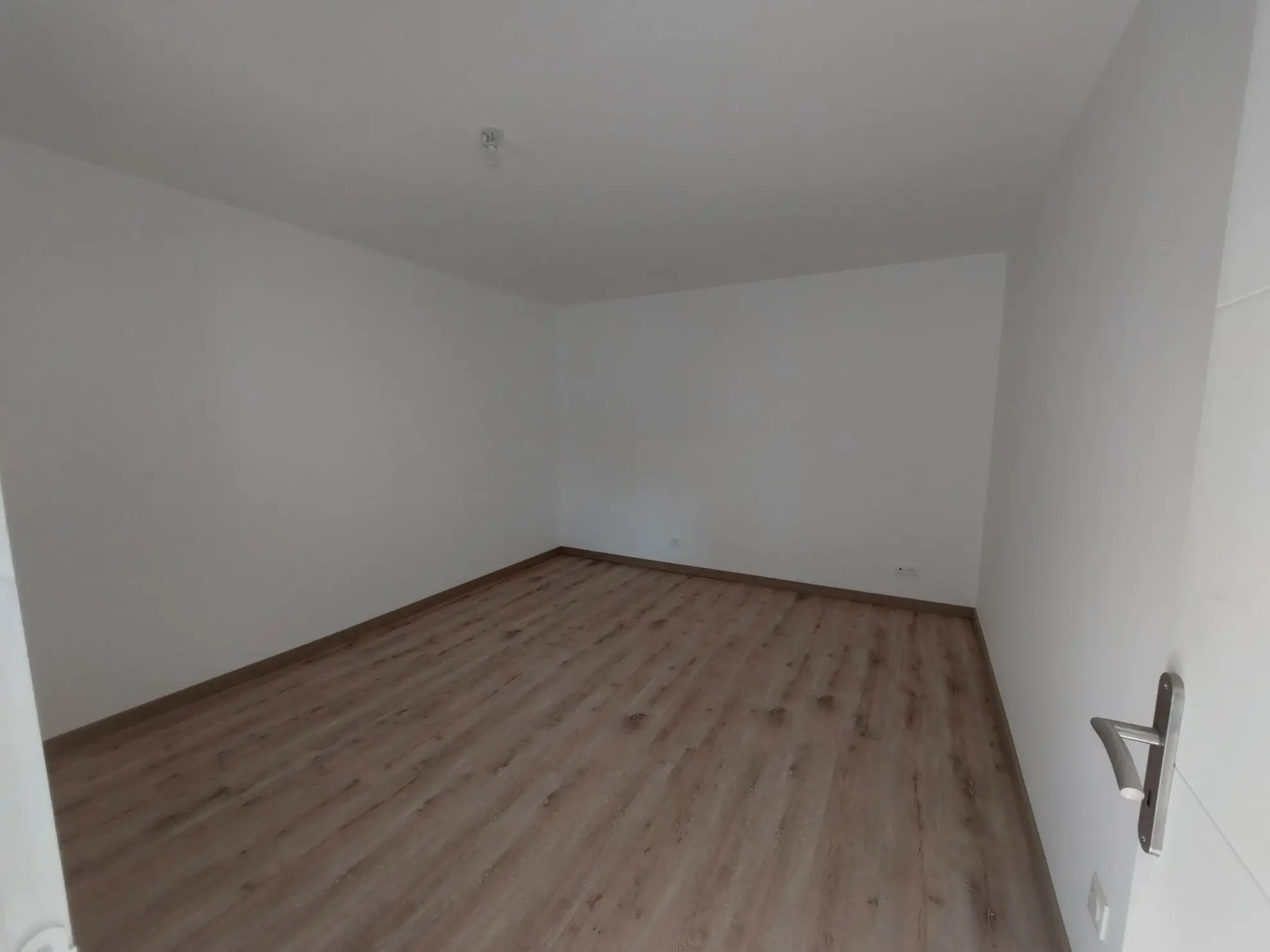 Maison rénovée à vendre à Marcilly-le-Châtel avec vue et cave voûtée 