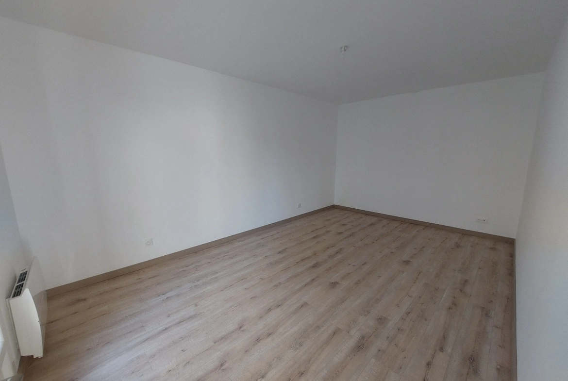 Maison rénovée à vendre à Marcilly-le-Châtel avec vue et cave voûtée 