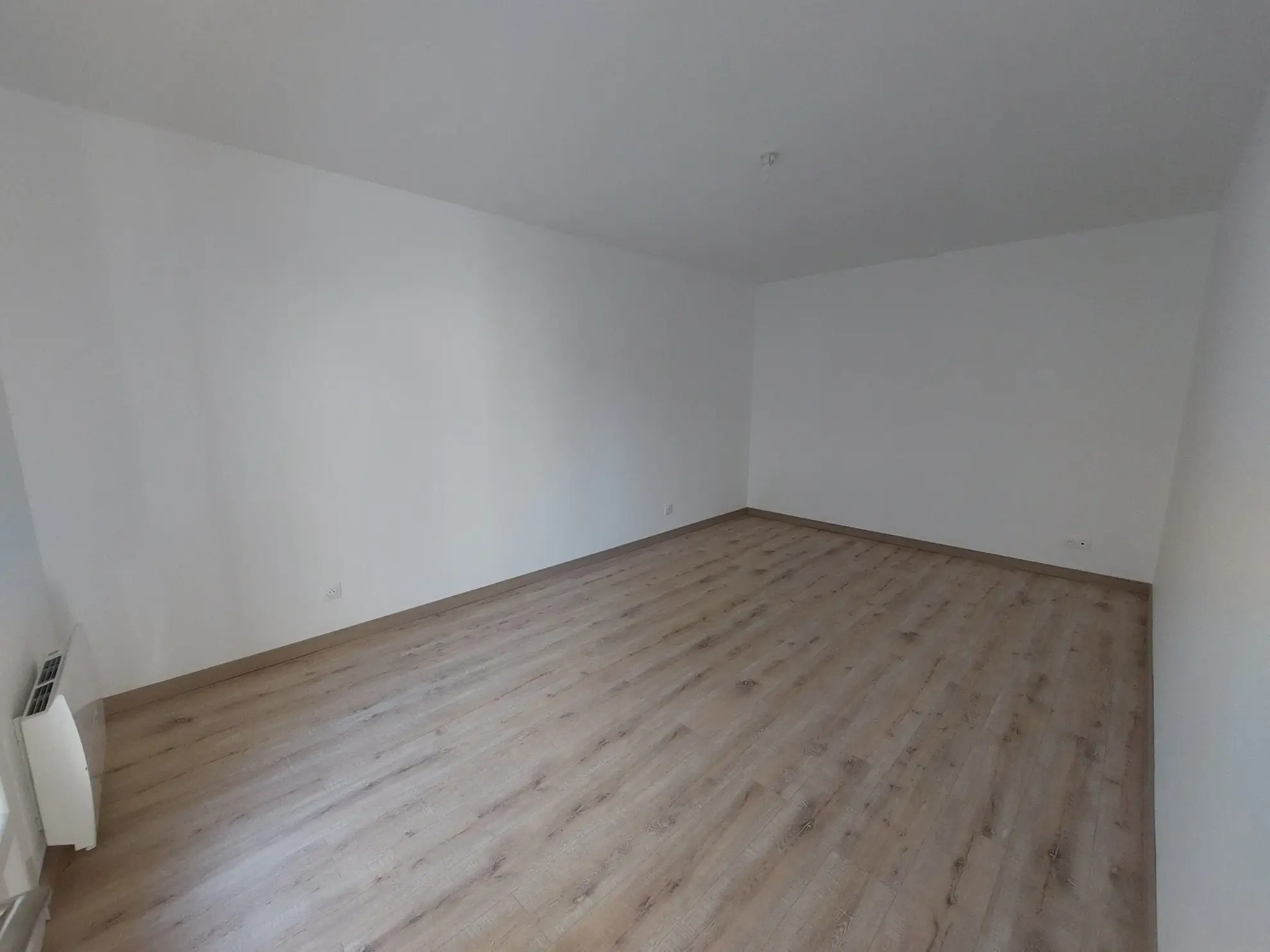 Maison rénovée à vendre à Marcilly-le-Châtel avec vue et cave voûtée 