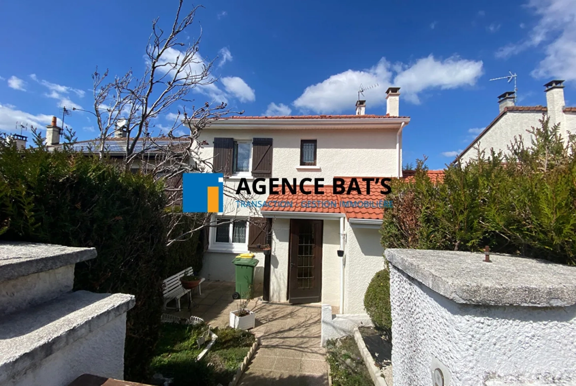 À vendre maison mitoyenne de 86 m² à Le Chambon Feugerolles, calme et rénovée 