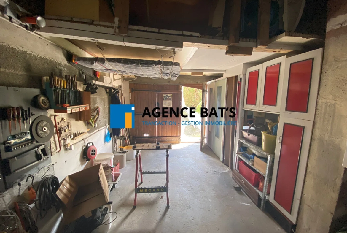 À vendre maison mitoyenne de 86 m² à Le Chambon Feugerolles, calme et rénovée 