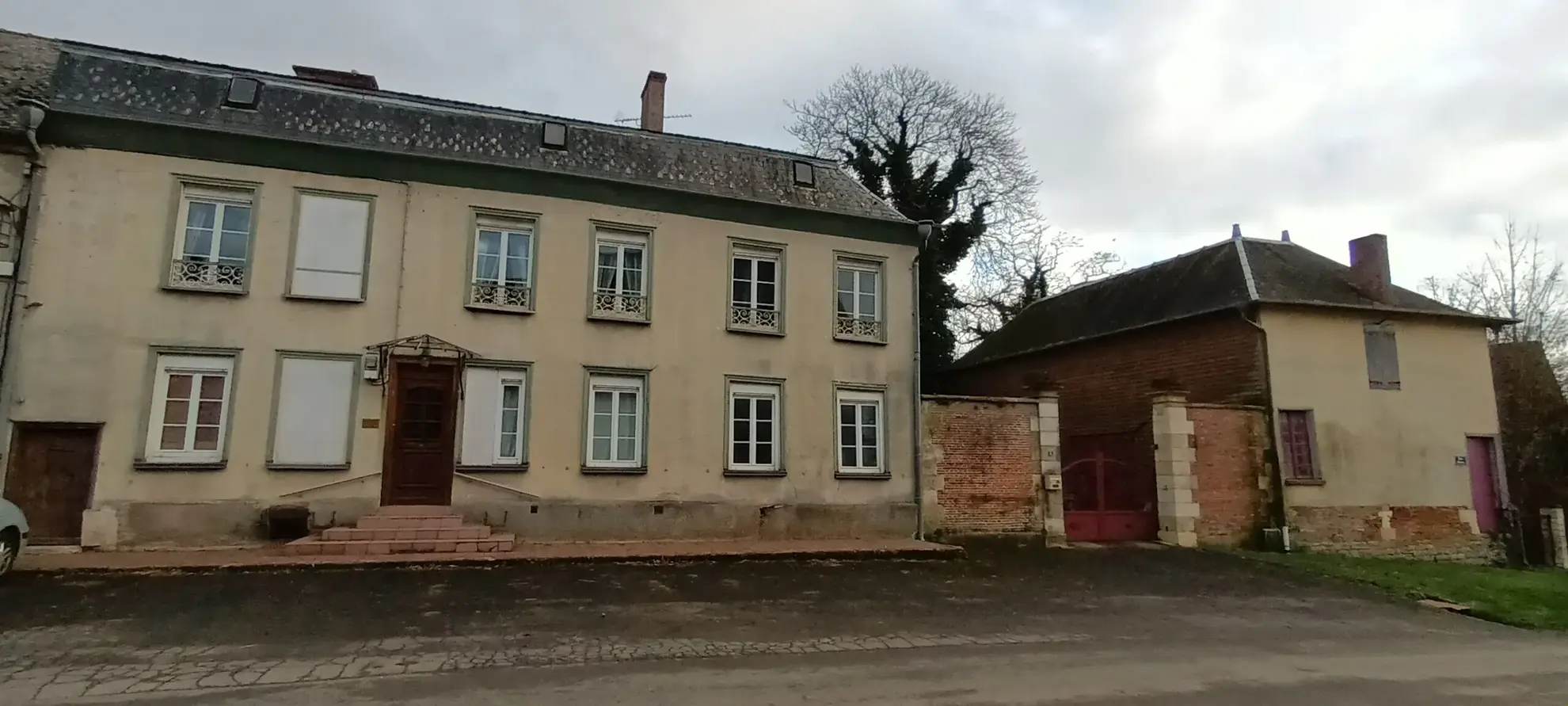 Belle maison de caractère à Novion-Porcien avec jardin et dépendance 