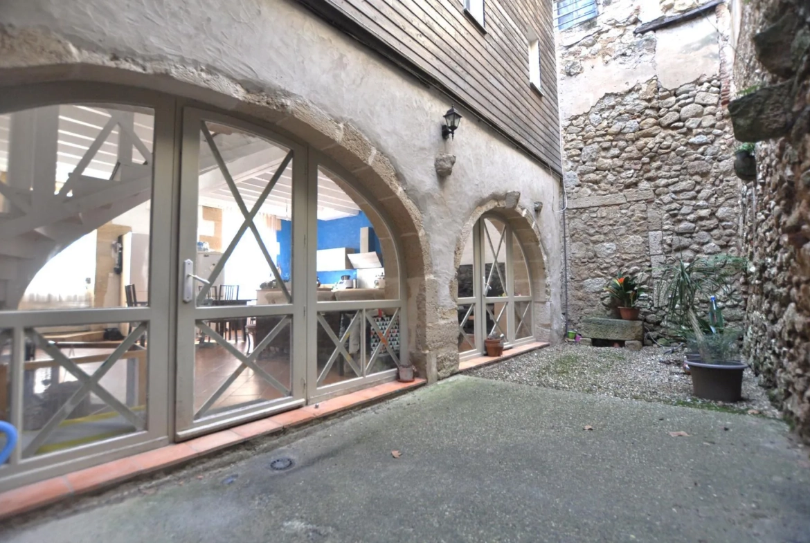 Maison du XIIIème siècle à Rions avec cour et 3 chambres 
