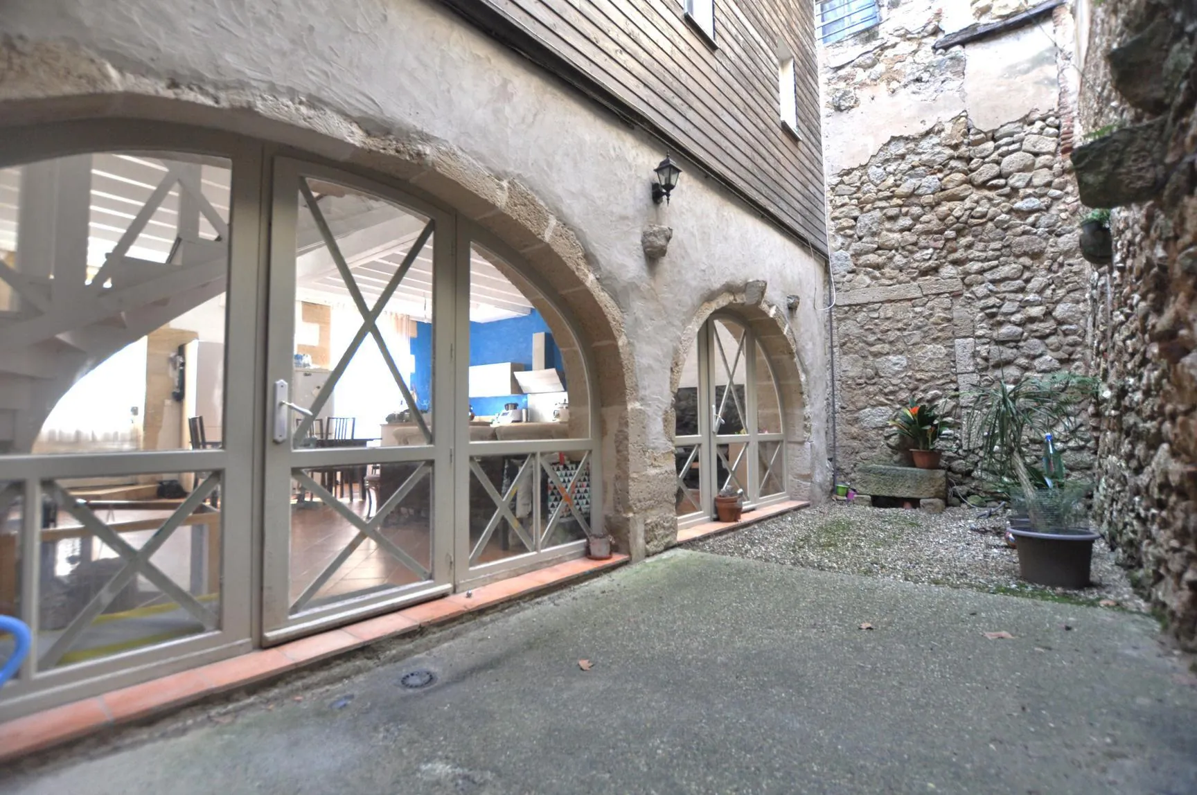 Maison du XIIIème siècle à Rions avec cour et 3 chambres 