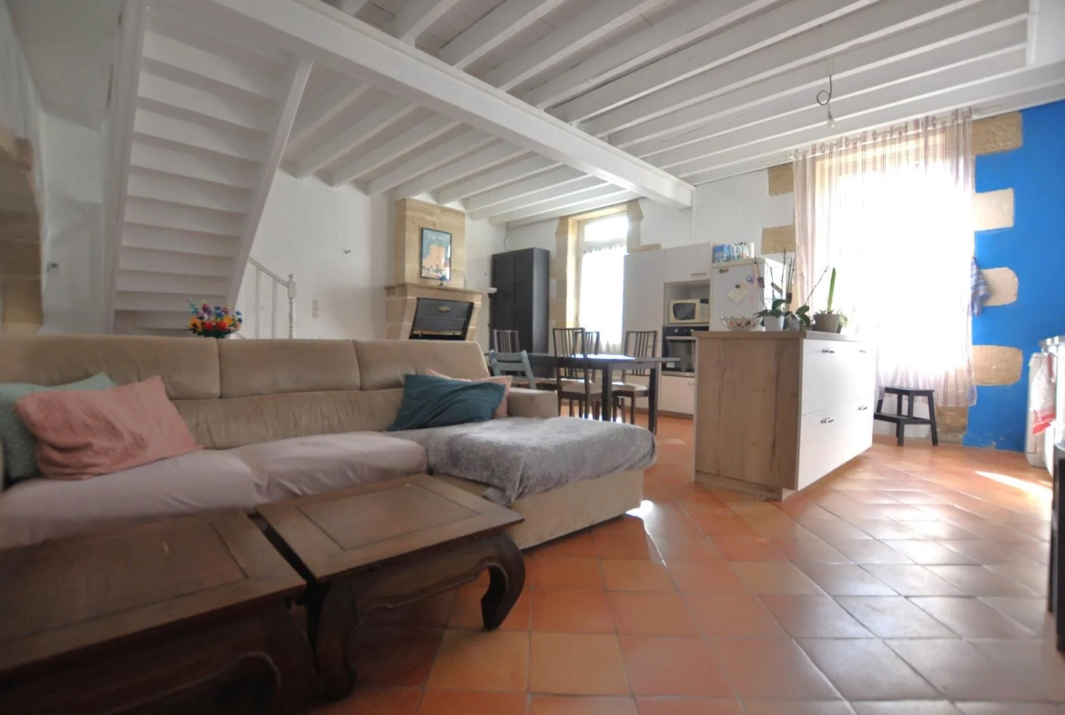 Maison du XIIIème siècle à Rions avec cour et 3 chambres 