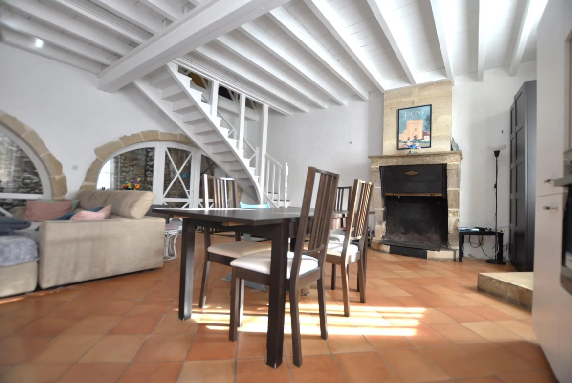 Maison du XIIIème siècle à Rions avec cour et 3 chambres 