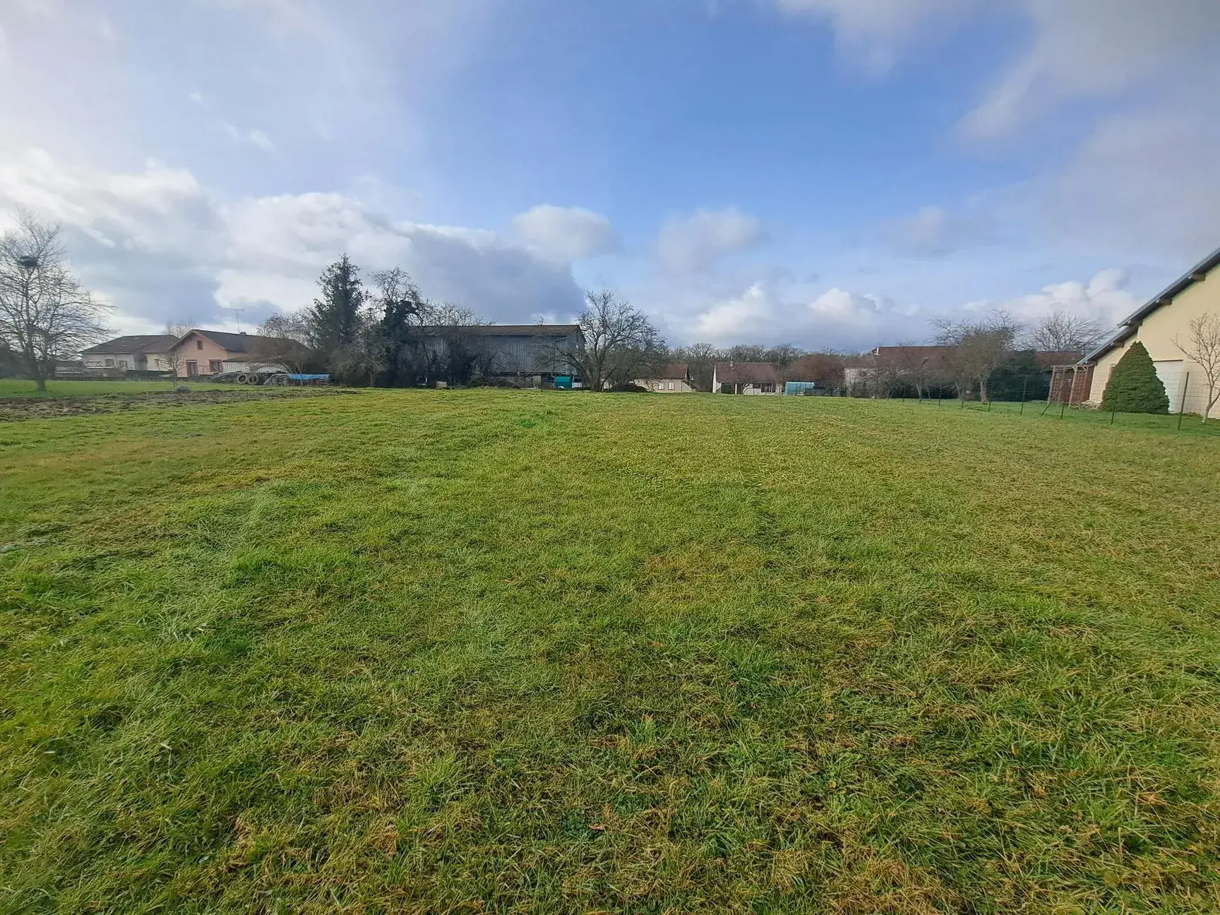 Terrain constructible plat de 1600 m² à Dignonville près d'Épinal 