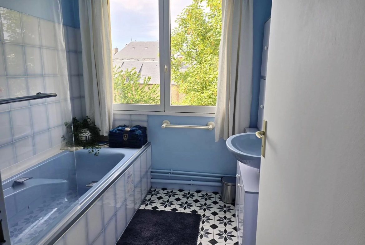 Appartement lumineux de 94,71 m² en centre-ville de Fécamp avec parking privé 