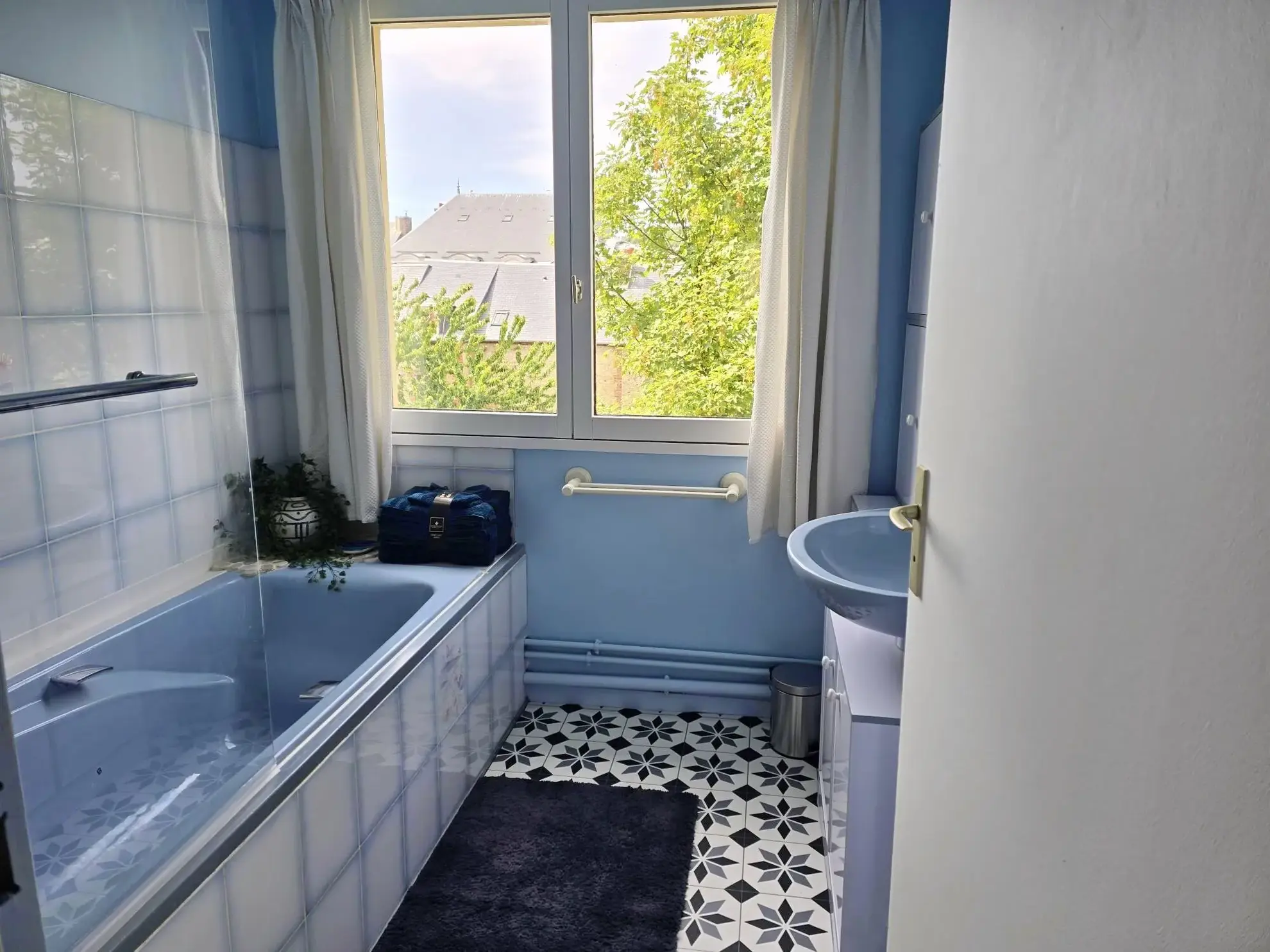 Appartement lumineux de 94,71 m² en centre-ville de Fécamp avec parking privé 