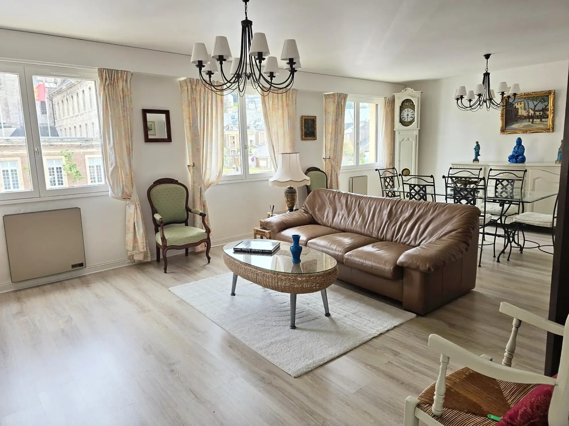 Appartement lumineux de 94,71 m² en centre-ville de Fécamp avec parking privé 