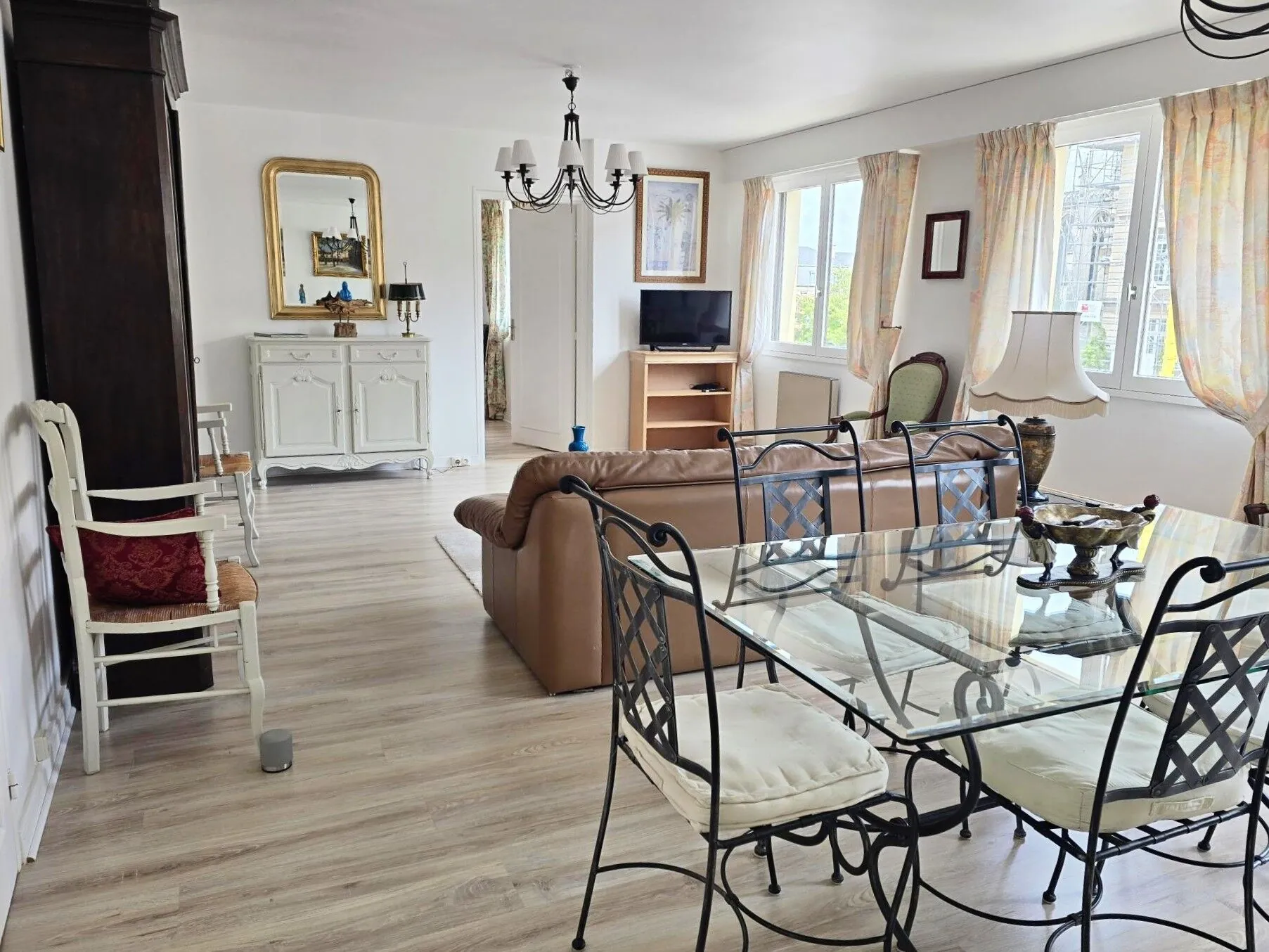 Appartement lumineux de 94,71 m² en centre-ville de Fécamp avec parking privé 