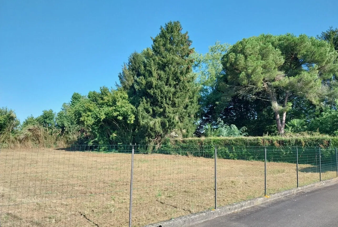 Terrains constructibles à Bénéjacq de 825 m² avec viabilisation, proches des commerces 