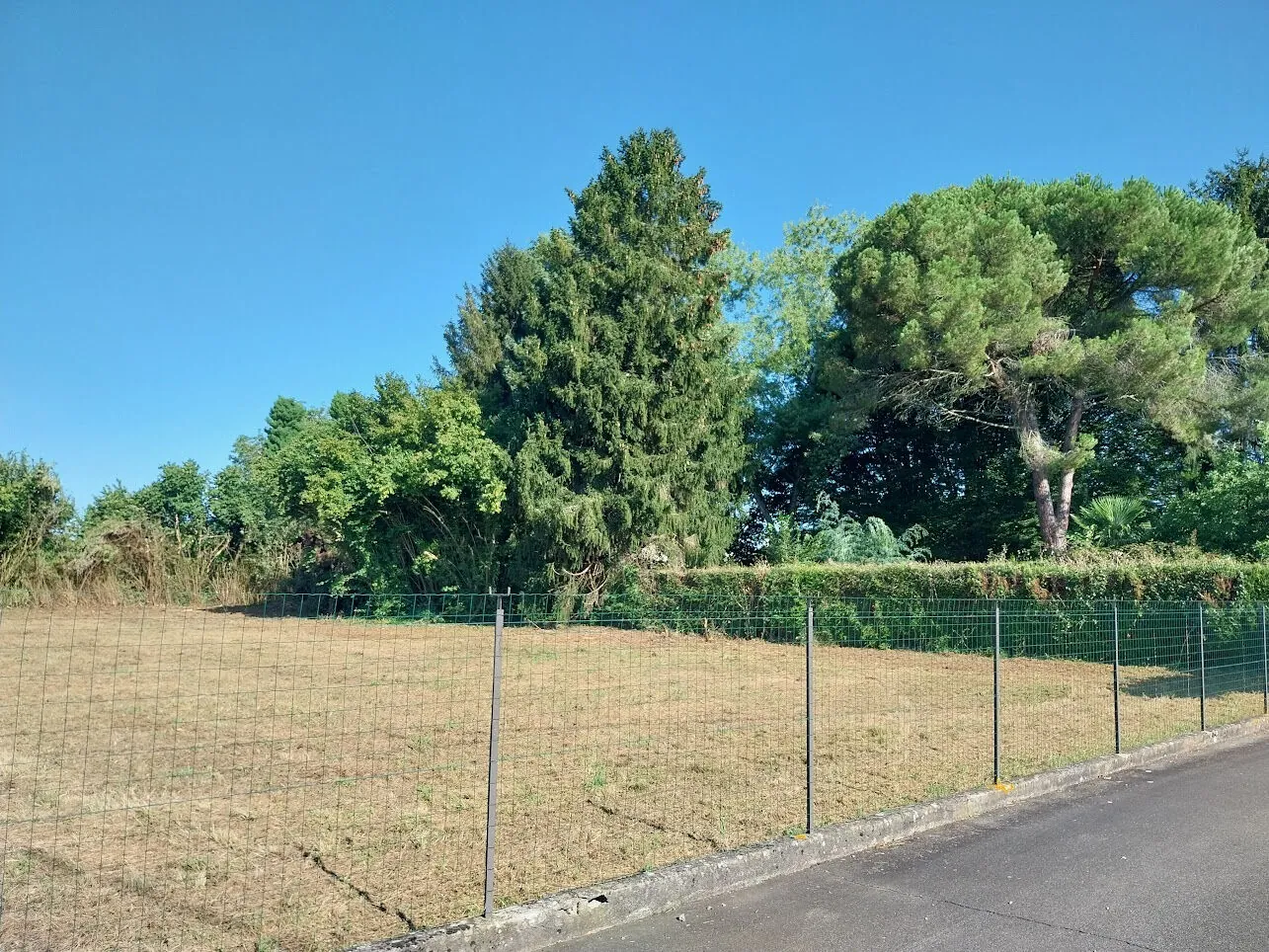Terrains constructibles à Bénéjacq de 825 m² avec viabilisation, proches des commerces 