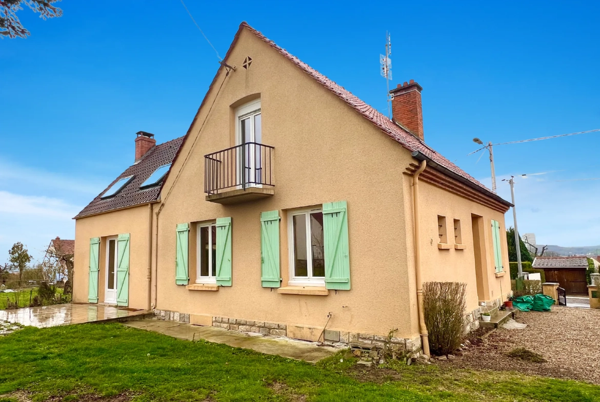 Maison à vendre à GUEUGNON avec 5 chambres, garage et grand terrain clos 