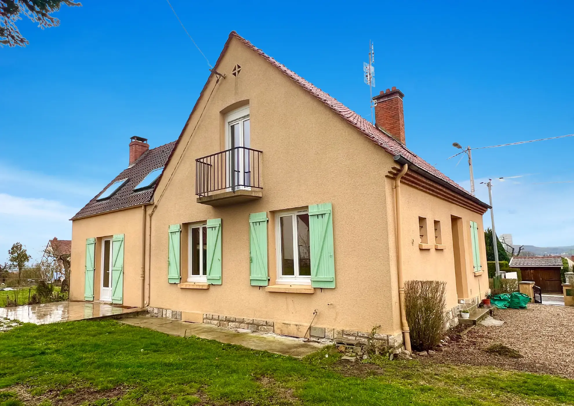 Maison à vendre à GUEUGNON avec 5 chambres, garage et grand terrain clos 