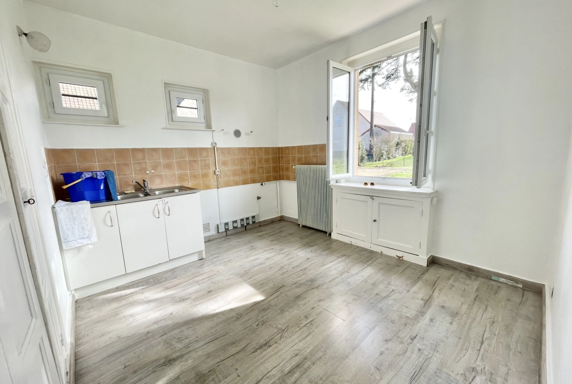 Maison à vendre à GUEUGNON avec 5 chambres, garage et grand terrain clos 