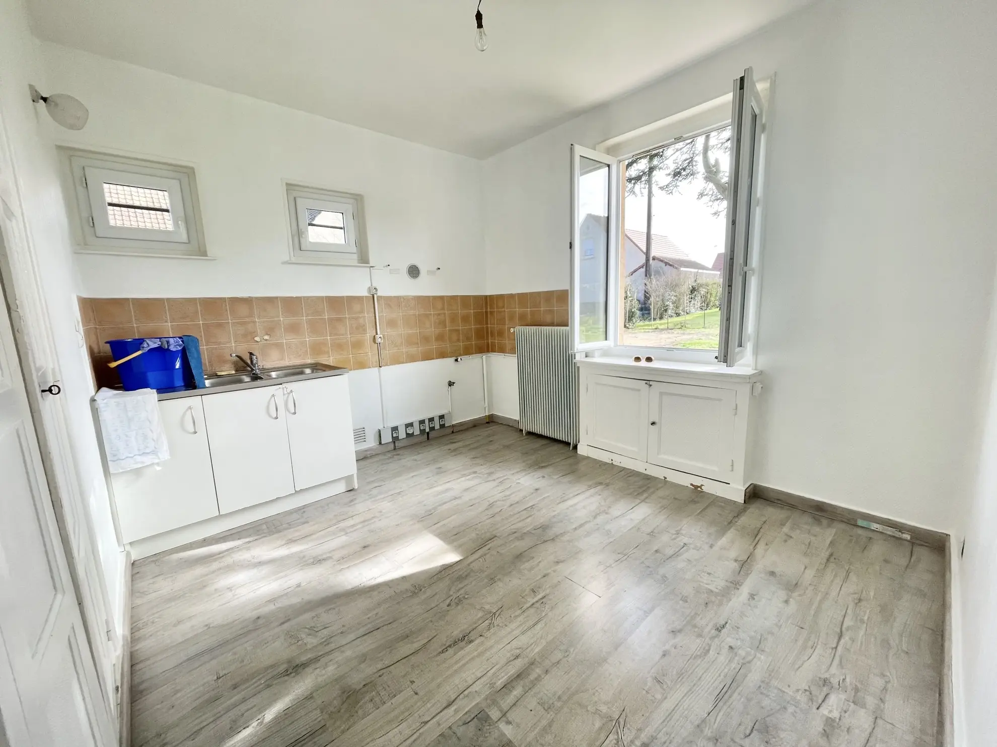 Maison à vendre à GUEUGNON avec 5 chambres, garage et grand terrain clos 